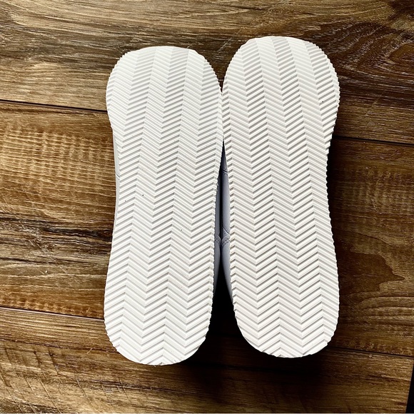 NEW in box ~ FILA Women’s White Machu Casual Walking Shoes Size 7.5 - Picture 4 of 7